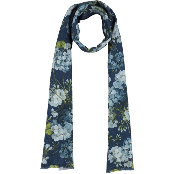 Gucci Midnight blue bloom minorophin scarf/wrap - Picture 2 of 7